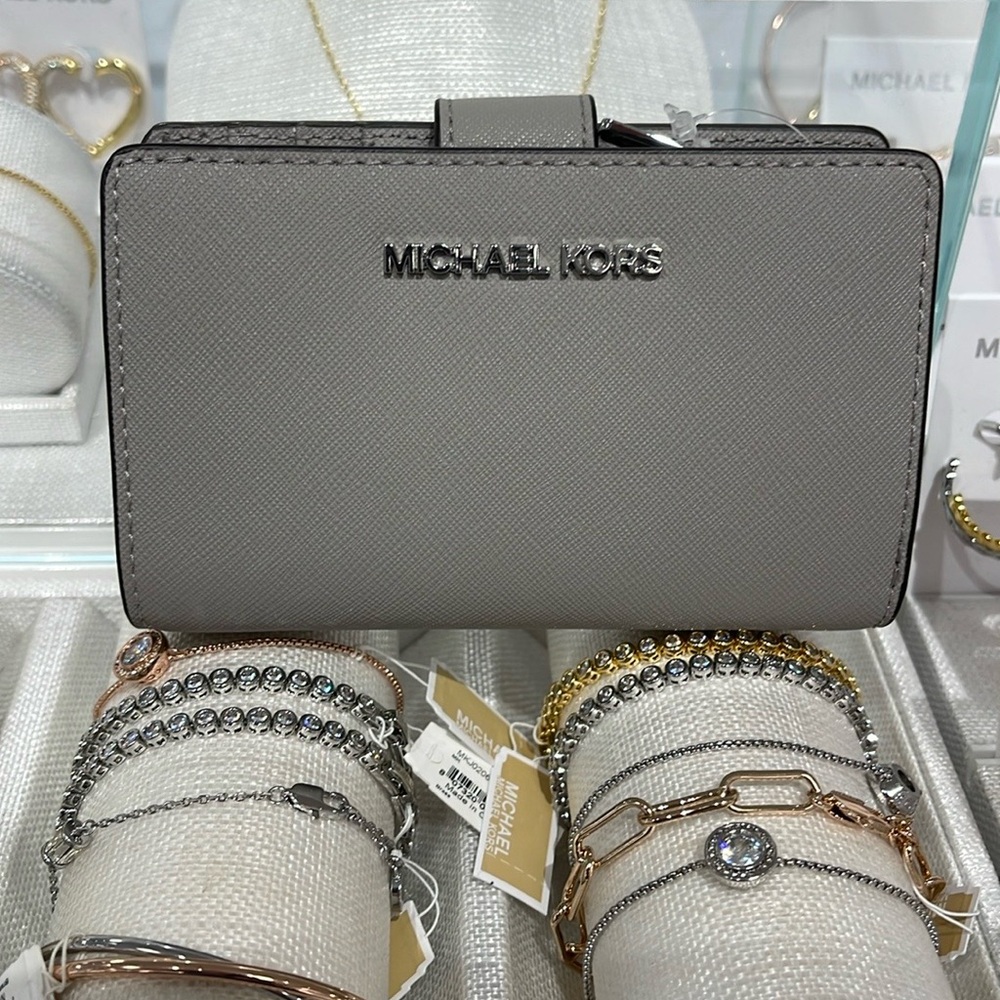 MICHAEL KORS Medium Saffiano Leather Bifold Zip CN Wallet
PEARL GREY
NWT - Picture 3 of 16